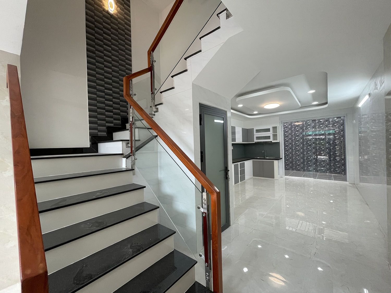 Tuyệt phẩm 3 lầu (4x15) 6 phòng t.kế Singapore, mới xây dựng, hẻm đẹp Phan Đình Phùng - gần PXLong